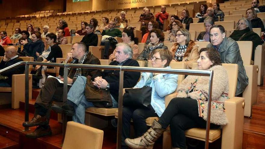 Reunión, ayer, de los voluntarios que colaborarán a partir de mañana con el Banco de Alimentos. // R. V.