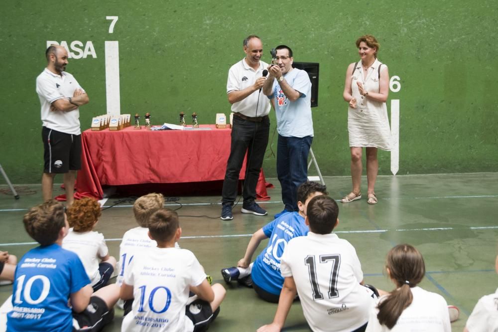Entrega de trofeos conmemorativos del décimo aniversario del Atlhetic Coruña.