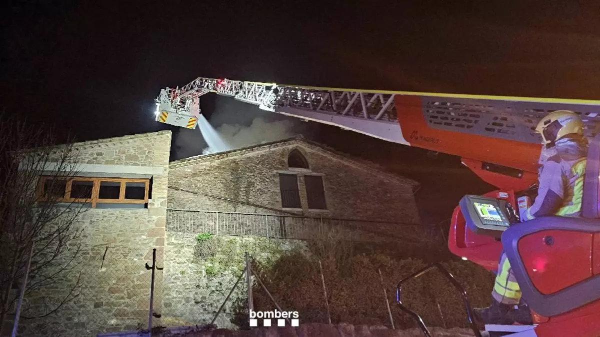 Crema la coberta d'una casa al barri de Cal Nosa de Balsareny