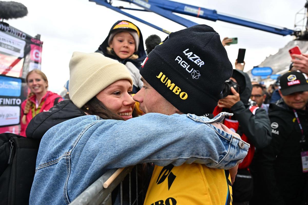 Tre Cime Di Lavaredo (Italy), 26/05/2023.- Slovenian rider Primoz Roglic of team Jumbo Visma kisses his wife Lora Klinc after crossing the finish line during the 19th stage of the Giro d’Italia 2023 cycling tour, over 183km from Longarone to Tre Cime di Lavaredo, Italy, 26 May 2023. (Ciclismo, Italia, Eslovenia) EFE/EPA/LUCA ZENNARO