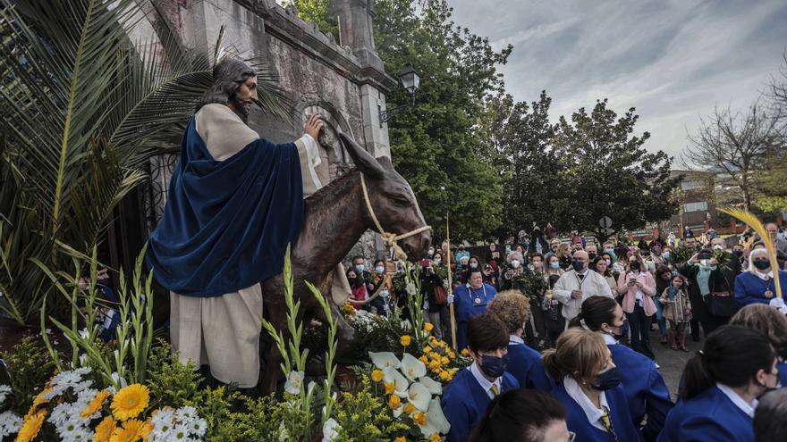 EN IMÁGENES: Multitudinario y soleado domingo de ramos en Oviedo para abrir la Semana Santa