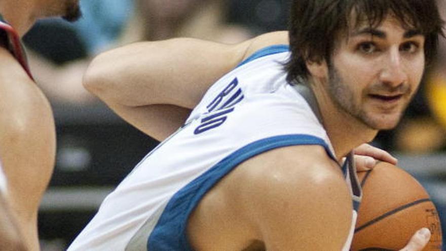 El jugador Ricky Rubio (i) de los Timberwolves de Minnesota atrapa un rebote contra los Bucks de Milwaukee.