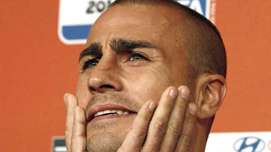 Cannavaro hace un gesto expresivo.