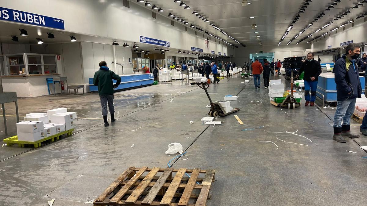 El mercado de pescados de Mercazaragoza ofrecía hoy este desolador aspecto.