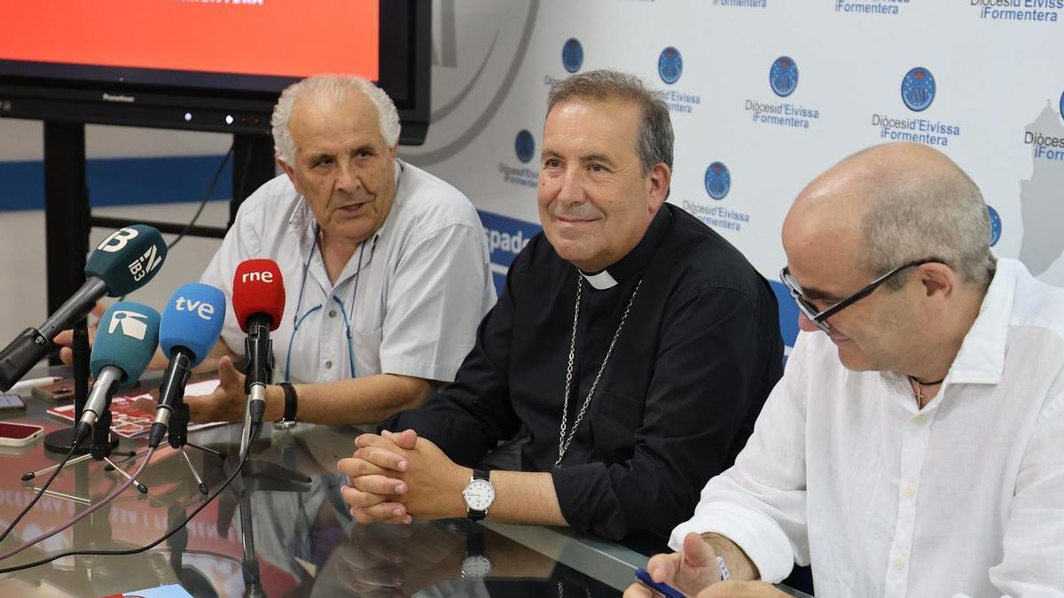 El director de Cáritas, Joan Torres; el obispo de Ibiza, Vicent Ribas y el coordinador de la entidad Gustavo Gómez
