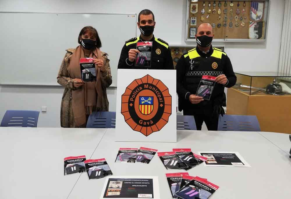 La Policía de Gavà pone a la venta mascarillas solidarias contra el cáncer infantil