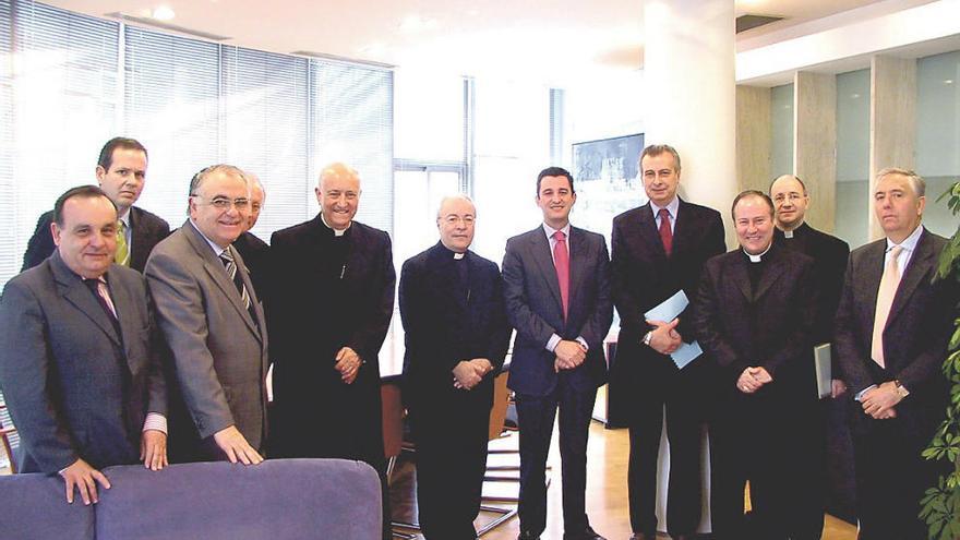 «Visita del Vaticano» de responsables eclesiásticos a RTVV, con García y Cotino, el 22 de febrero de 2006.