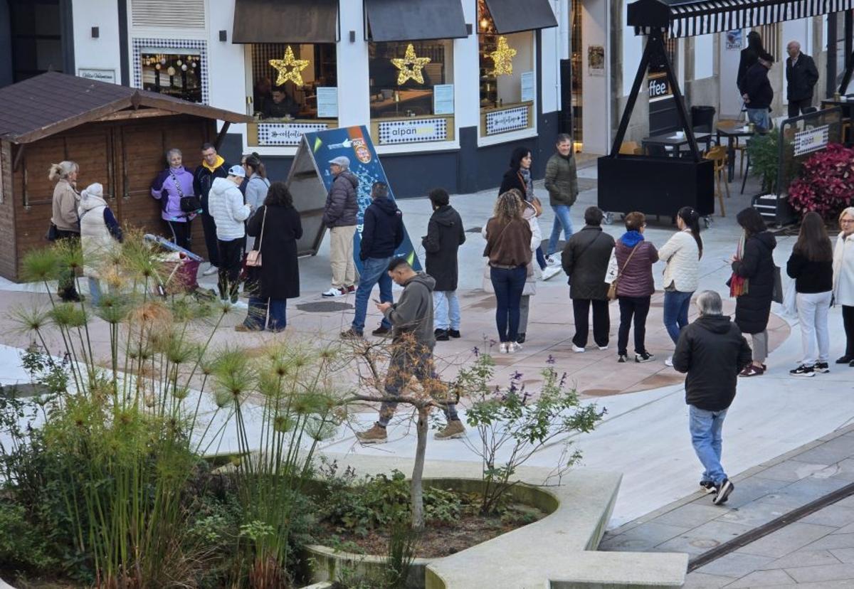 La cola se formó antes de abrir la caseta. | FdV