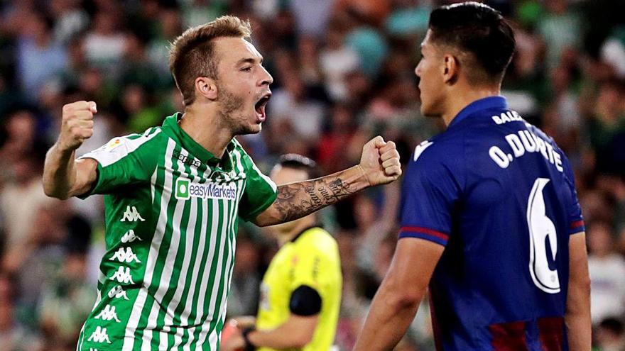 Loren Morón (i.) es uno de los casos positivos del Betis.