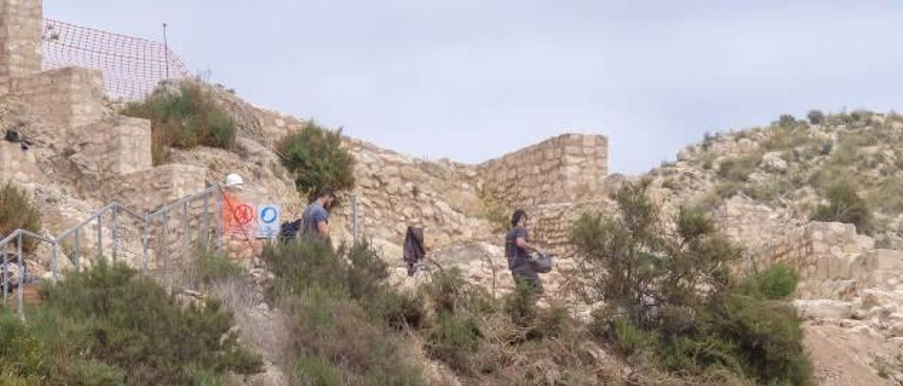 Los técnicos están realizando las labores en el yacimiento.