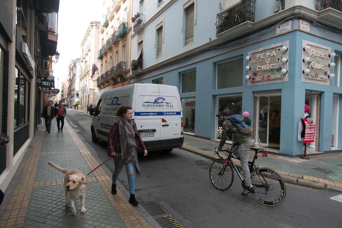 Un ciclista, en una calle del Centro Tradicional de Alicante