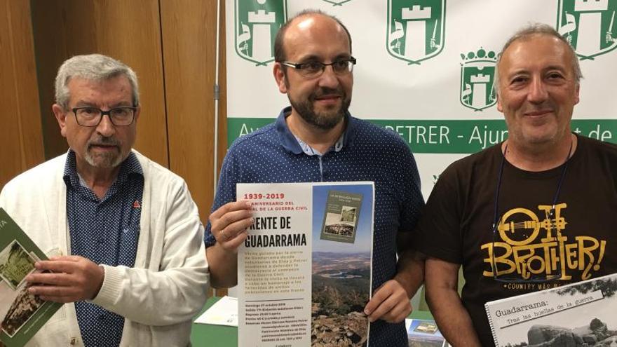 Los miembros de la comisión histórica con el cartel de la actividad