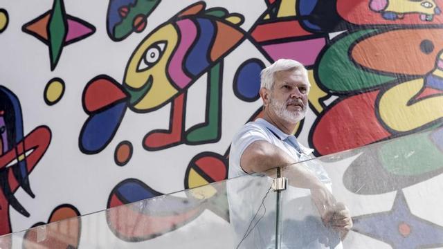 Jaime España, en una de las terrazas de su hotel, pintado por José Luis Mesas. | B. RAMON