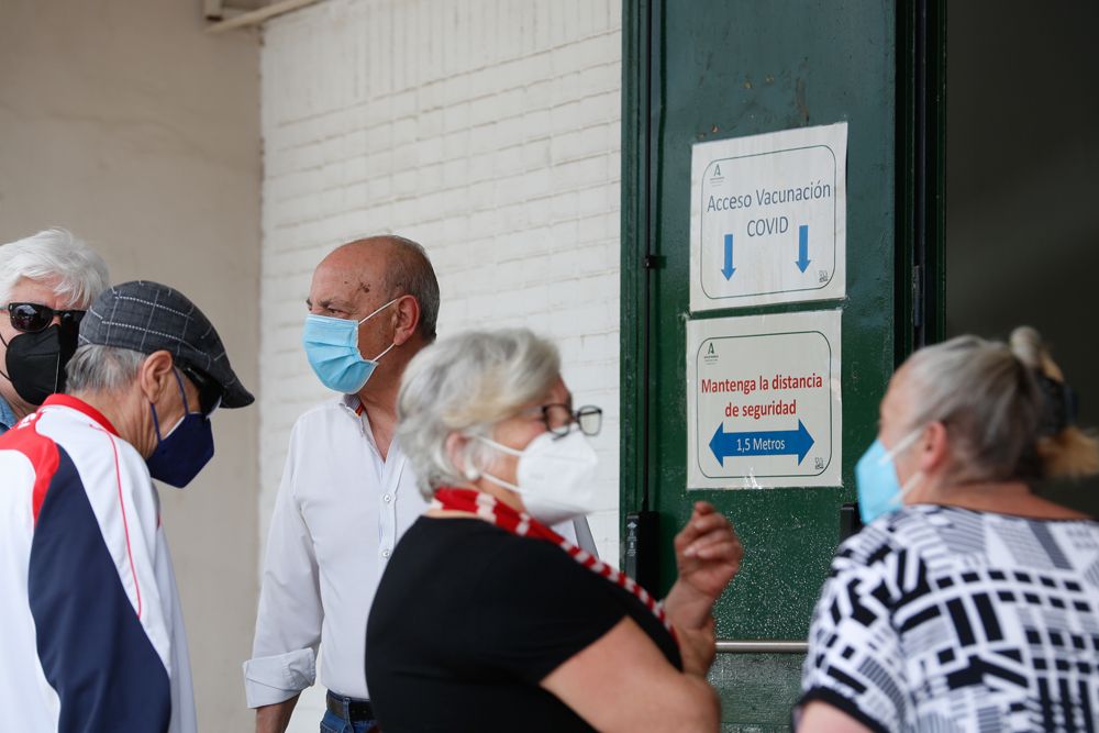 Las primeras personas guardando cola