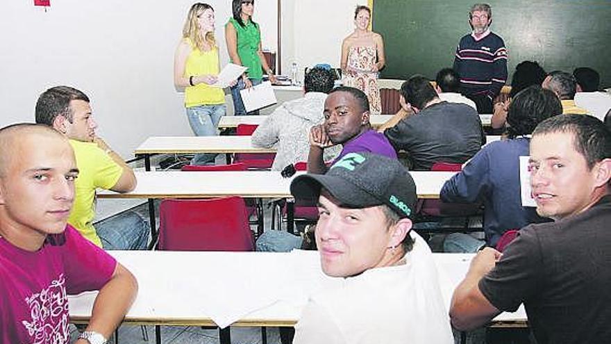 Alumnos del curso que imparte la Asociación de Criminólogos. Al fondo, de pie, los profesores.