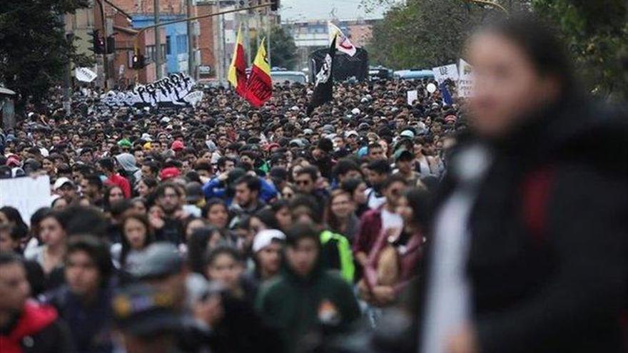 Miles de estudiantes toman las calles en Colombia y piden el fin de la corrupción