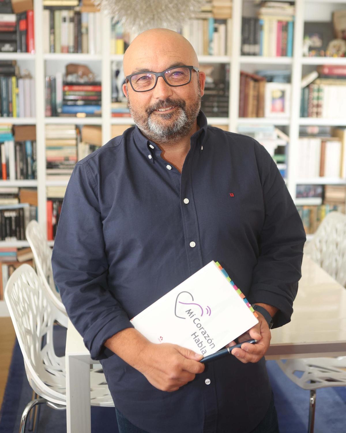 Salvador Ramos, con un ejemplar del libro 'Mi corazón habla', editado por la Asociación Española de Miocardiopatía Hipertrófica, en su casa de A Coruña.