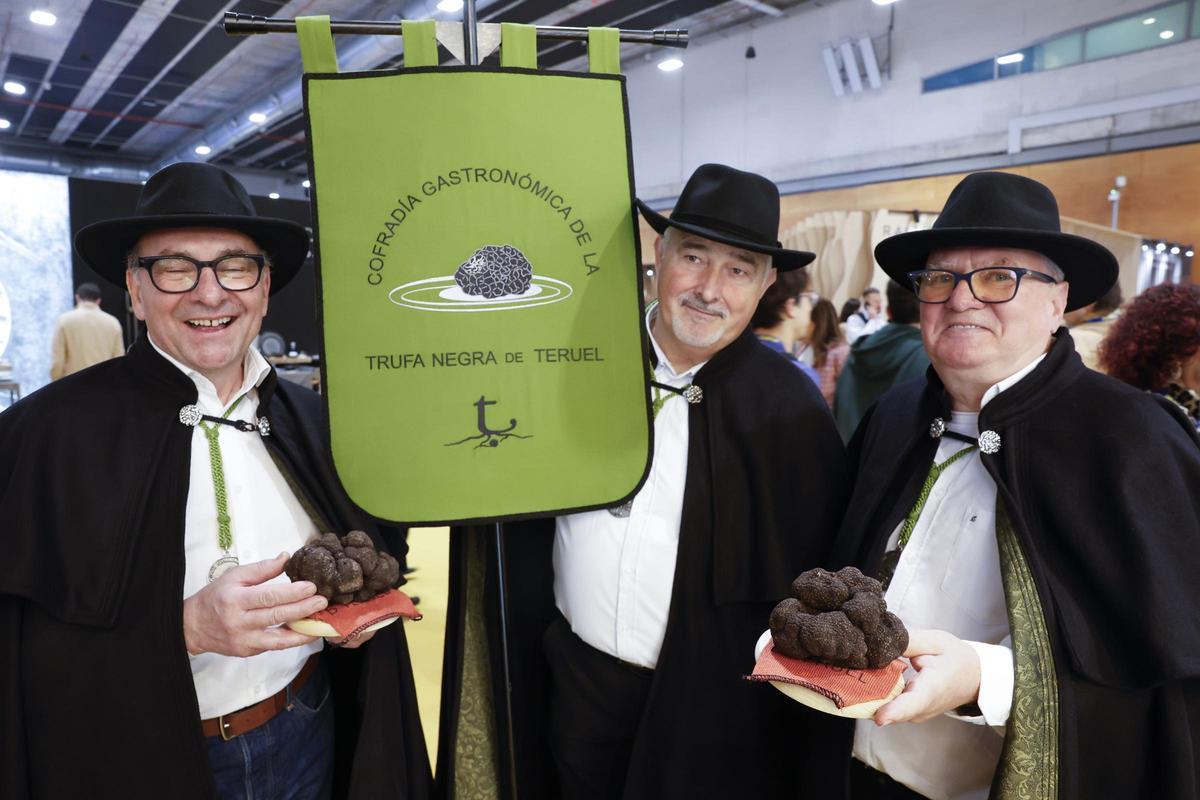Unos miembros de la cofradía gastronómica de la trufa negra de Teruel posan en uno de los estands de la feria gastronómica Madrid Fusión 2026 en el recinto ferial Ifema de Madrid este martes.