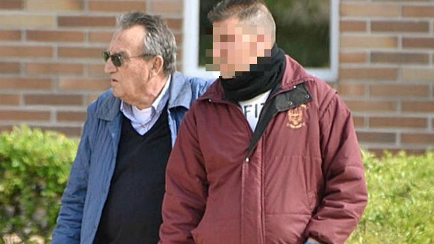 Carlos Fabra sale de la cárcel acompañado de un interno.