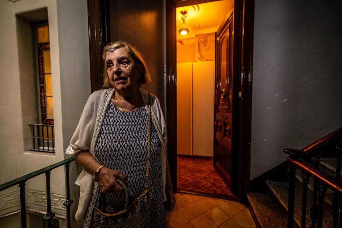 Pilar, junto al piso que habita su hija en un edificio de la Gran Via de Barcelona que el Hospital Clínic subastará.