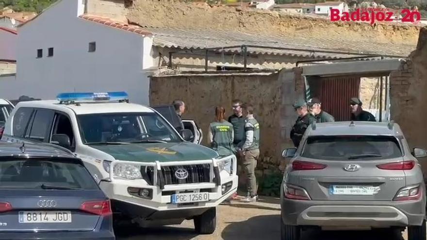 Vídeo | Los dos hermanos detenidos saliendo de la propiedad donde se han hallado los restos óseos de Francisca Cadenas