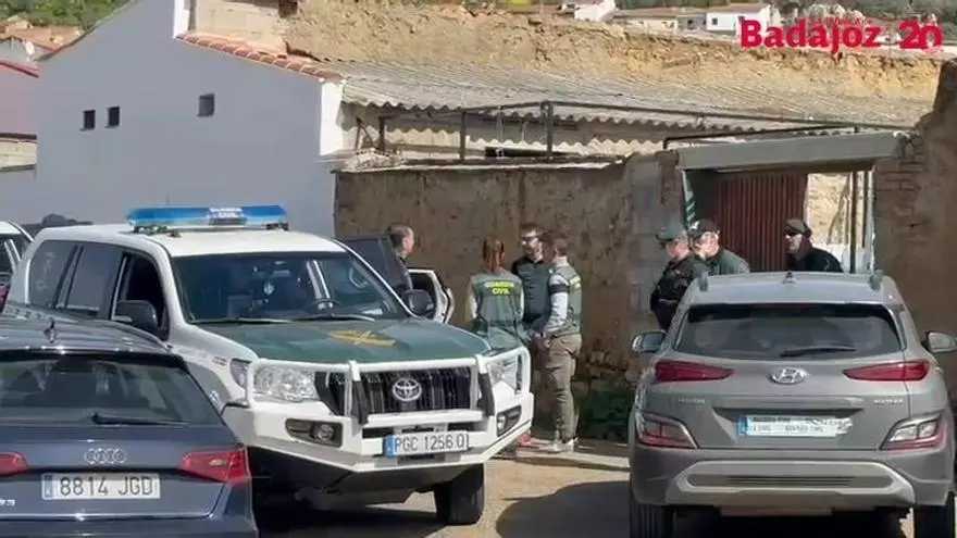 Vídeo | Los dos hermanos detenidos saliendo de la propiedad donde se han hallado los restos óseos de Francisca Cadenas