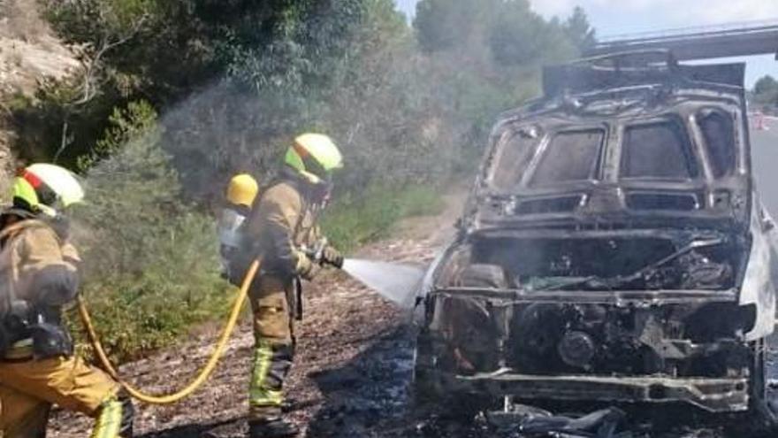 Un joven cae con su coche por un terraplén de 40 metros en la Serra d&#039;Oltà de Calp