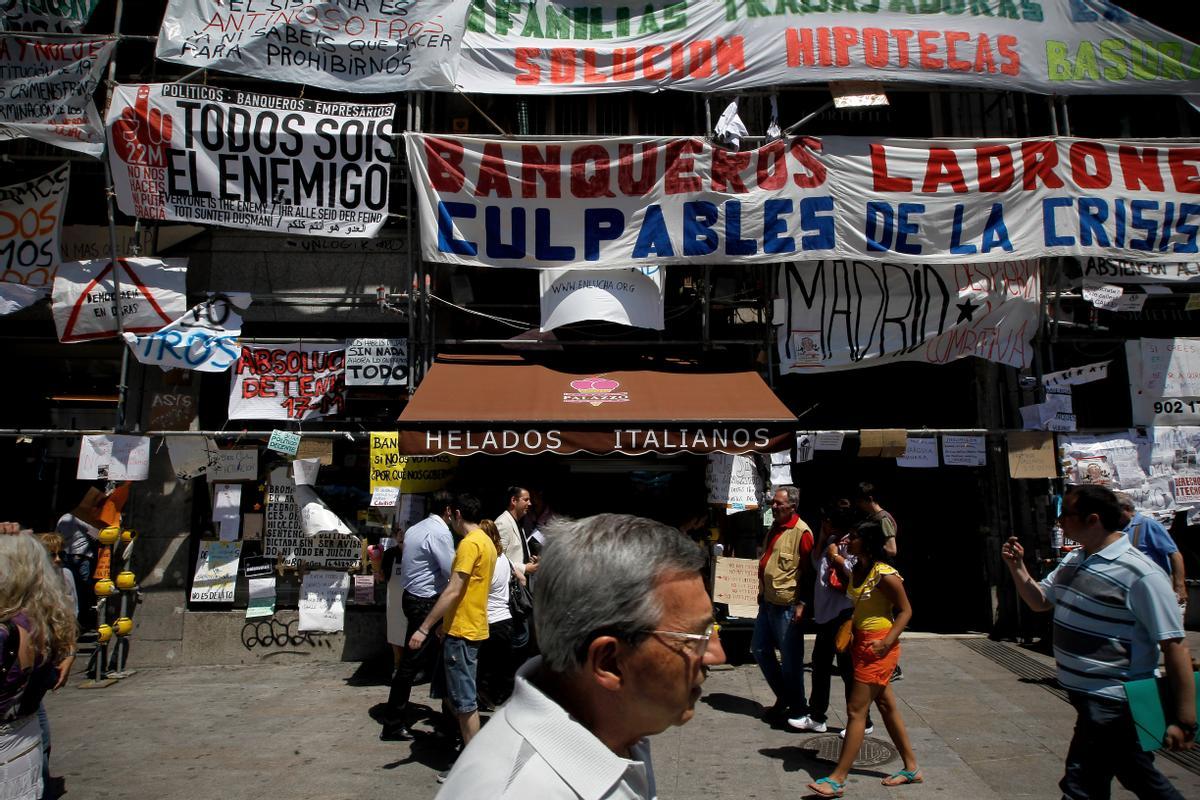 Imagen de algunas de las pancartas reivindicativas del 15-M en la Puerta del Sol.