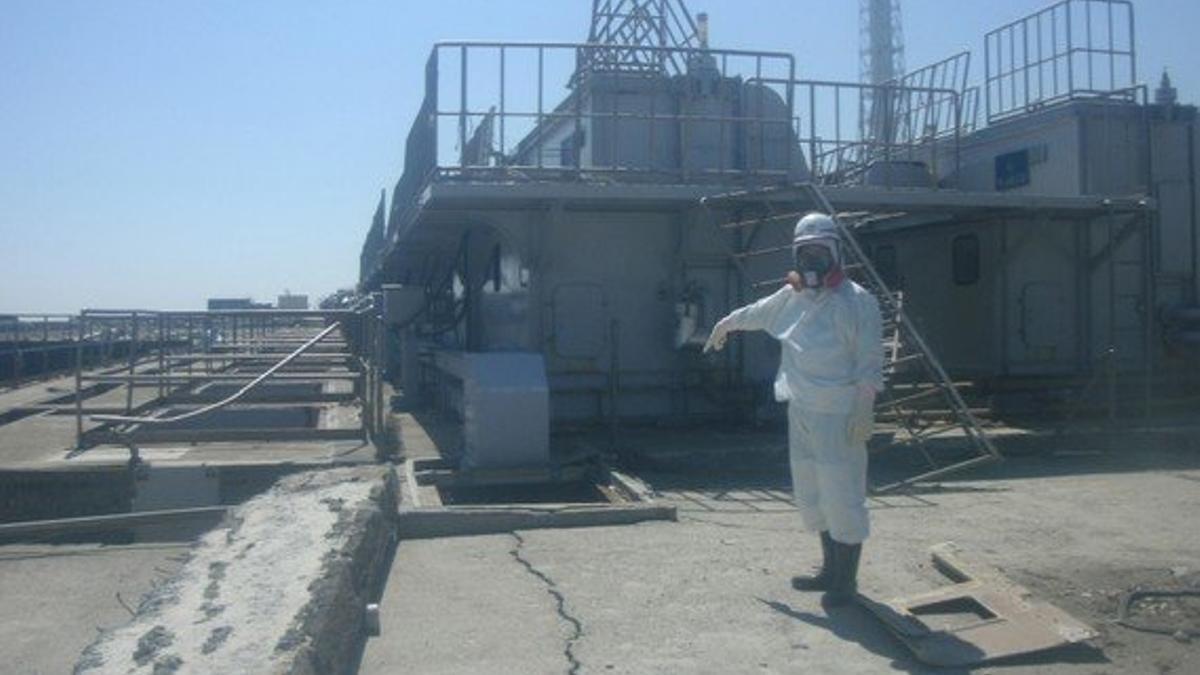 Un operario de Tepco señala una grieta cercana al reactor número 2, el pasado 2 de abril, en la central nuclear de Fukushima.