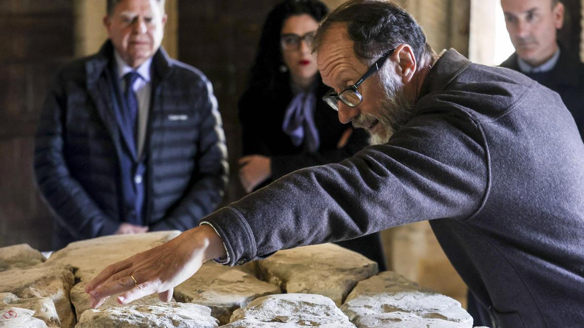 En imágenes: La visita institucional a la lápida en Santa María del Naranco