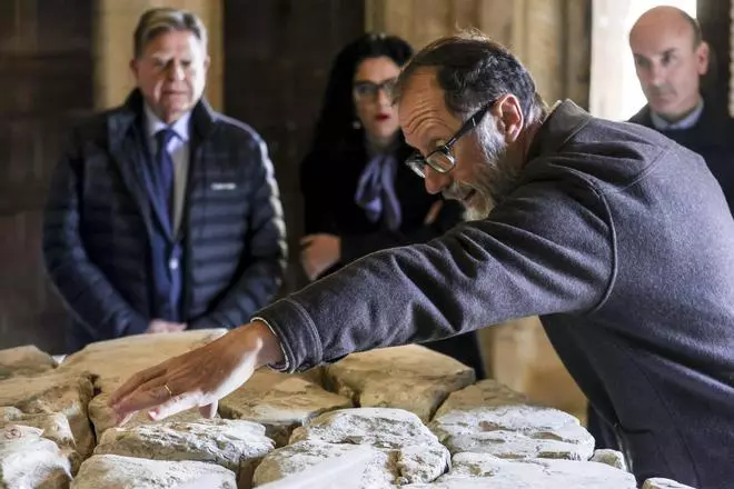 En imágenes: La visita institucional a la lápida en Santa María del Naranco