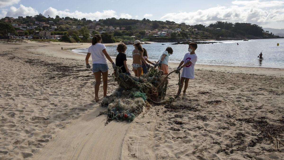 La ‘basuraleza’ invade la costa: ‘Libera’ recoge 6,7 toneladas de residuos