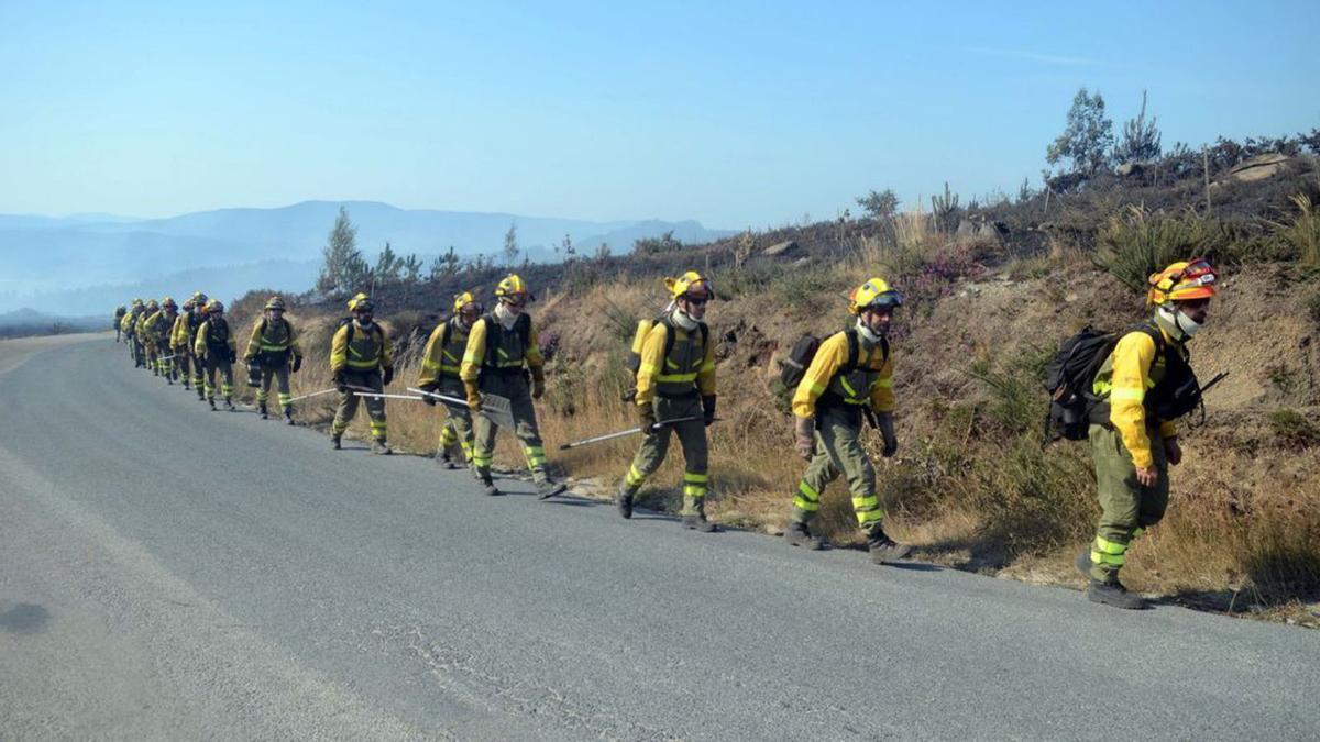 Efectivos de la BRIF de Tabuyo (León), ayer en Xiabre.