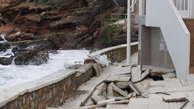 Socavón y baldosas rotas en la zona oeste del paseo marítimo de El Portús, en Cartagena.