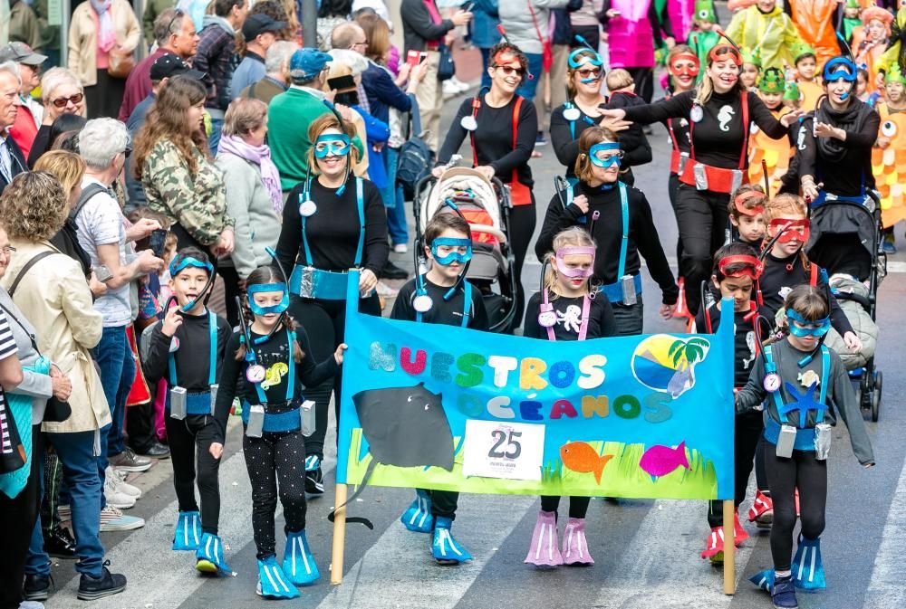 Los más pequeños desfilan en el Carnaval Infantil de Benidorm.