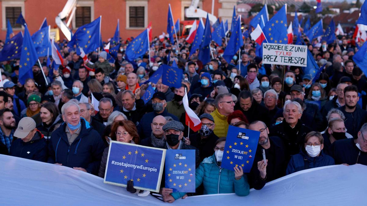 Los participantes ondean banderas de la UE mientras participan en una manifestación pro-UE tras un fallo del Tribunal Constitucional contra la primacía de la ley de la UE en Polonia.