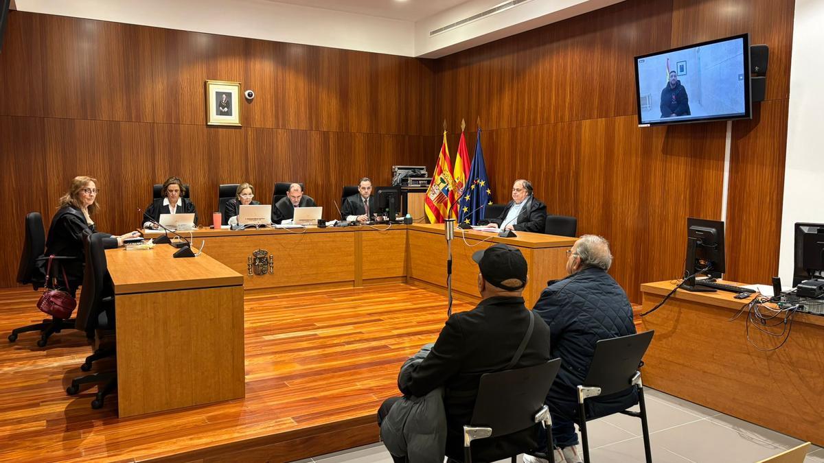 Por videoconferencia, Mohammed Enngadi El Hamdouni -condenado- y en el banquillo, su padre -absuelto-, este martes en la Audiencia Provincial de Zaragoza.
