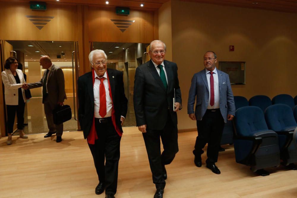 El Salón de Actos de Unicaja Banco acogió este jueves una charla del Padre Ángel organizada por esta entidad financiera. Entre los asistentes al acto, de entrada libre hasta completar aforo, estuvieron presentes el presidente de Unicaja Banco, Manuel Azuaga, y el presidente de Mensajeros de la Paz en Andalucía, Julio Millán.