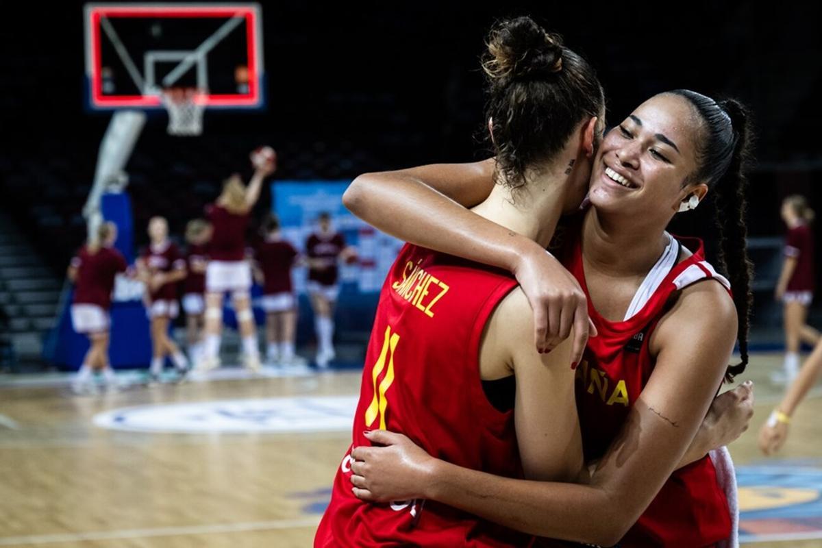 Noa Morro se abraza con Gisela Sánchez tras el triunfo ante Serbia