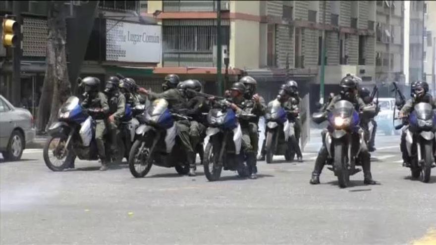 La policía venezolana frena con violencia las protestas de la oposición