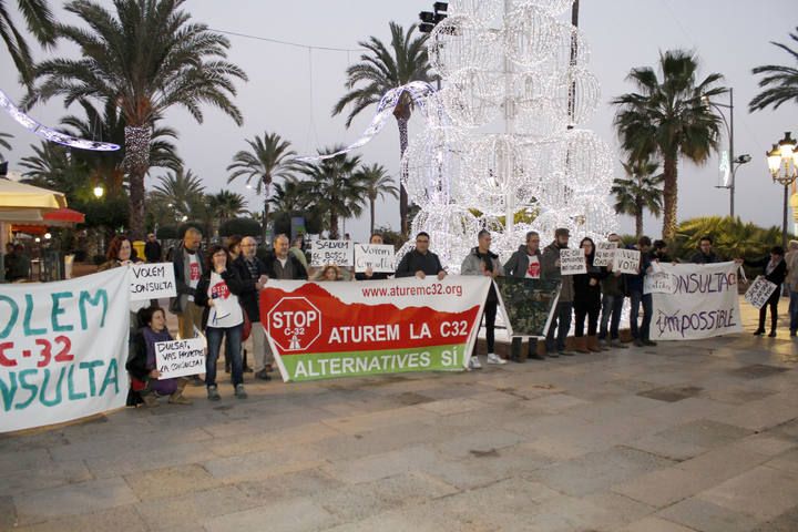 Els opositors a la C-32 interrompen el ple de Lloret