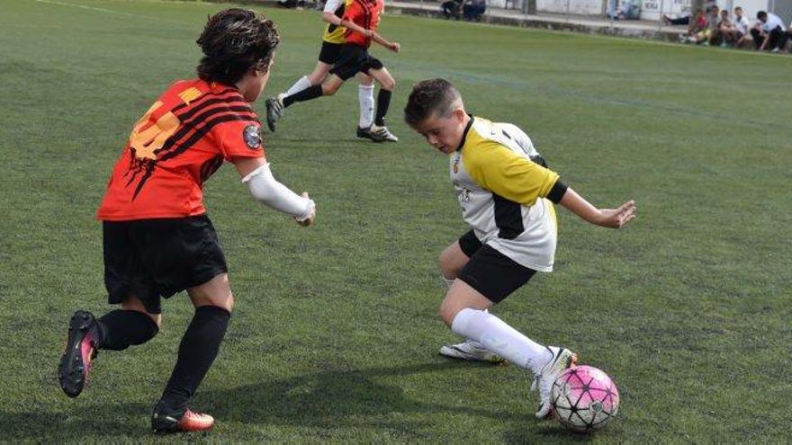 El Torelló (vermells) va eliminar el Gironella en els quarts de final i es va acabar proclamant campió