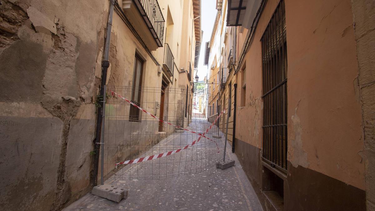 El Ayuntamiento de Xàtiva exige a la Seu que arregle el techo de una casona de la calle Engai