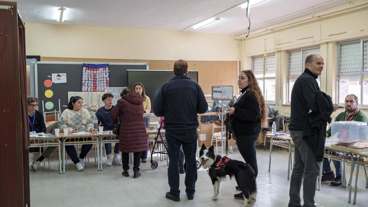 Emeritenses durante la jornada electoral.