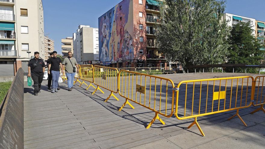Les passeres de fusta que passen per sobre el riu Güell de Girona porten més d&#039;un any tancades