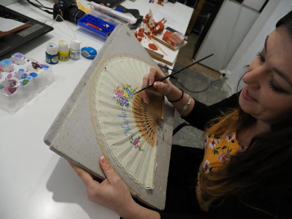 Las Falleras Mayores de València y su corte lucirán durante las fiestas de San José abanicos hechos a mano en Alicante.