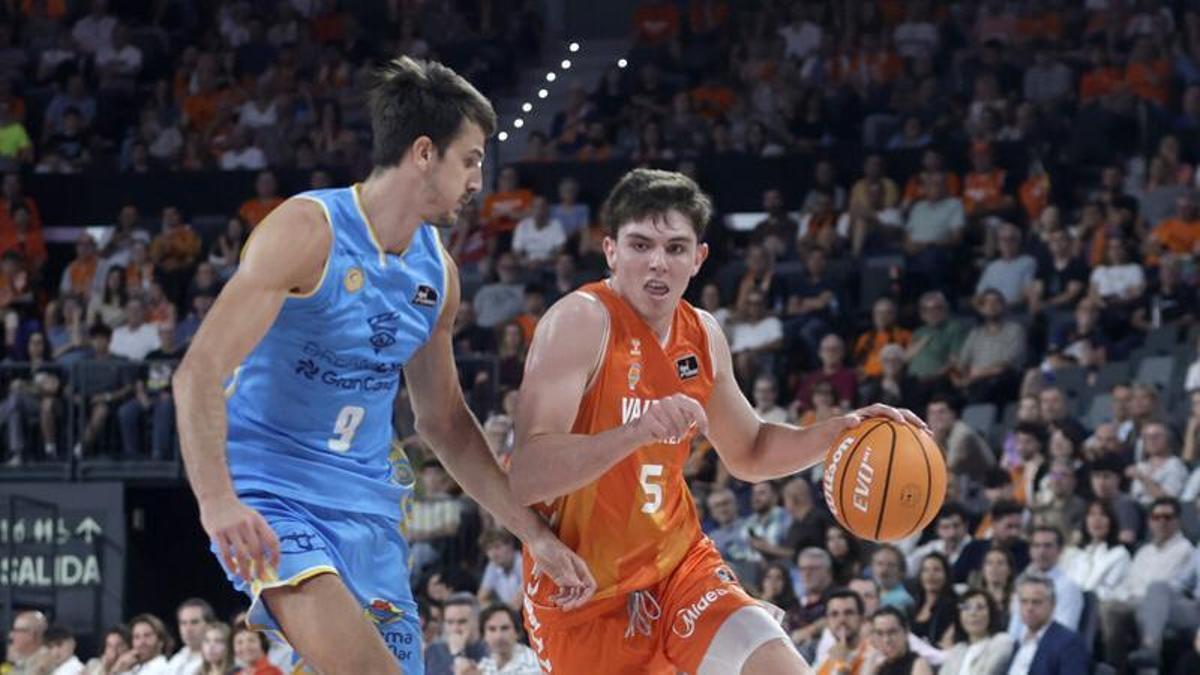 Nico Brussino defiende a De Larrea durante el encuentro del viernes en el Roig Arena.