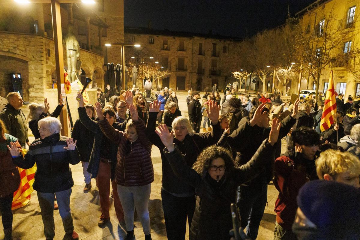 Concentració davant la sala de plens de Santpedor, el 10 de febrer passat