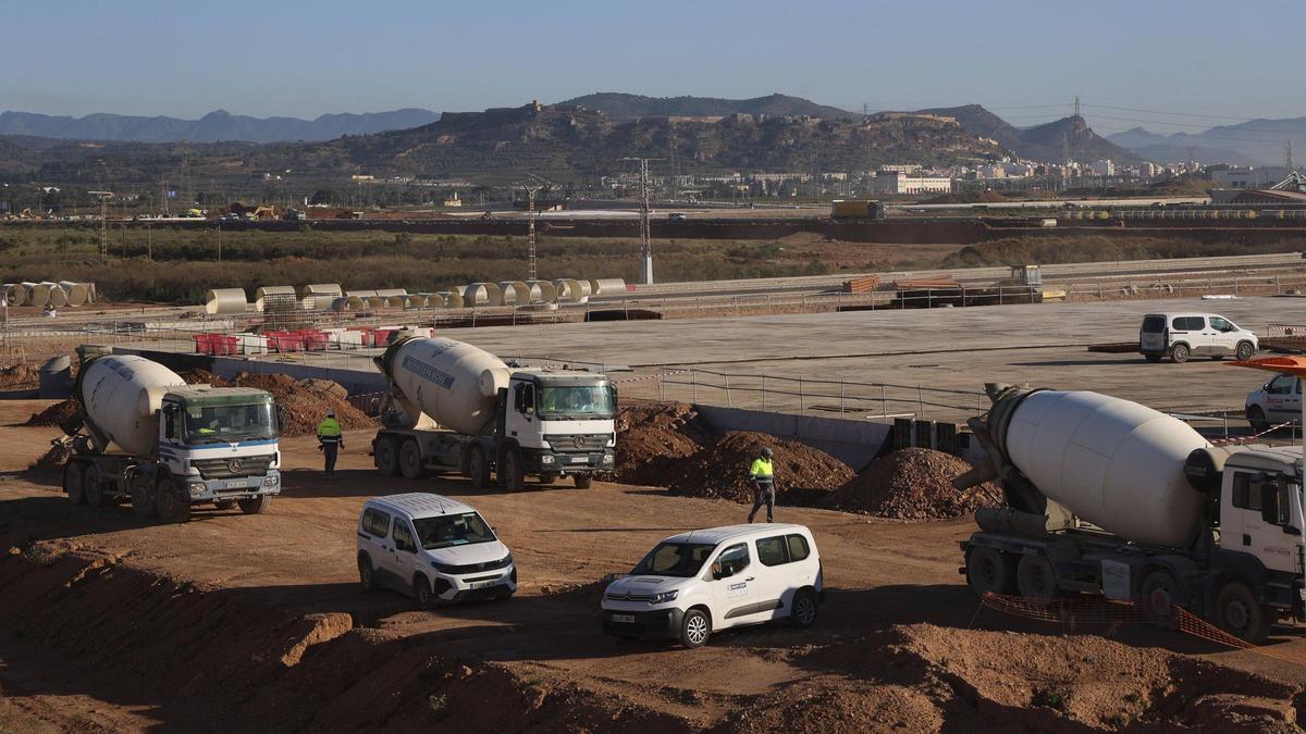Obras en Parc Sagunt II con el núcleo histórico al fondo.