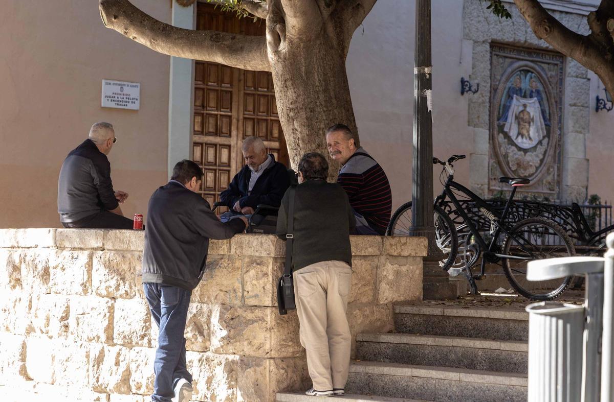 Un grupo conversa frente a la entrada de la parroquía de San José de Villafranqueza.